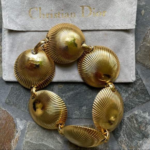 VTG Christian Dior gold tone fluted clam shell bracelet - Picture 8 of 10